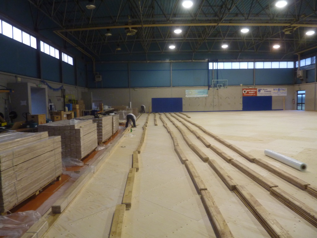 Fasi di installazione della pavimentazione sportiva Dalla Riva Sportfloors a Montale