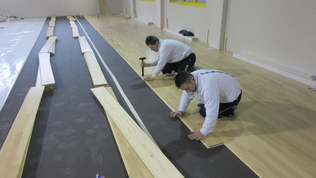 Tecnici Dalla Riva Sportfloors impegnati nella posa dell'Elastic Wood 24