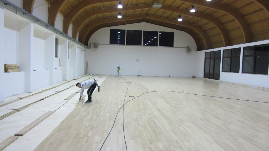 Fasi di posa nella palestra di Vigano San Martino di oltre 600 metri quadri di superficie