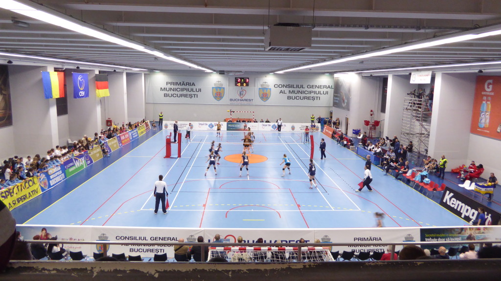L'impianto di Bucarest durante un incontro di volley disputato prima dell'installazione del nuovo smontabile Dalla Riva Sportfloors