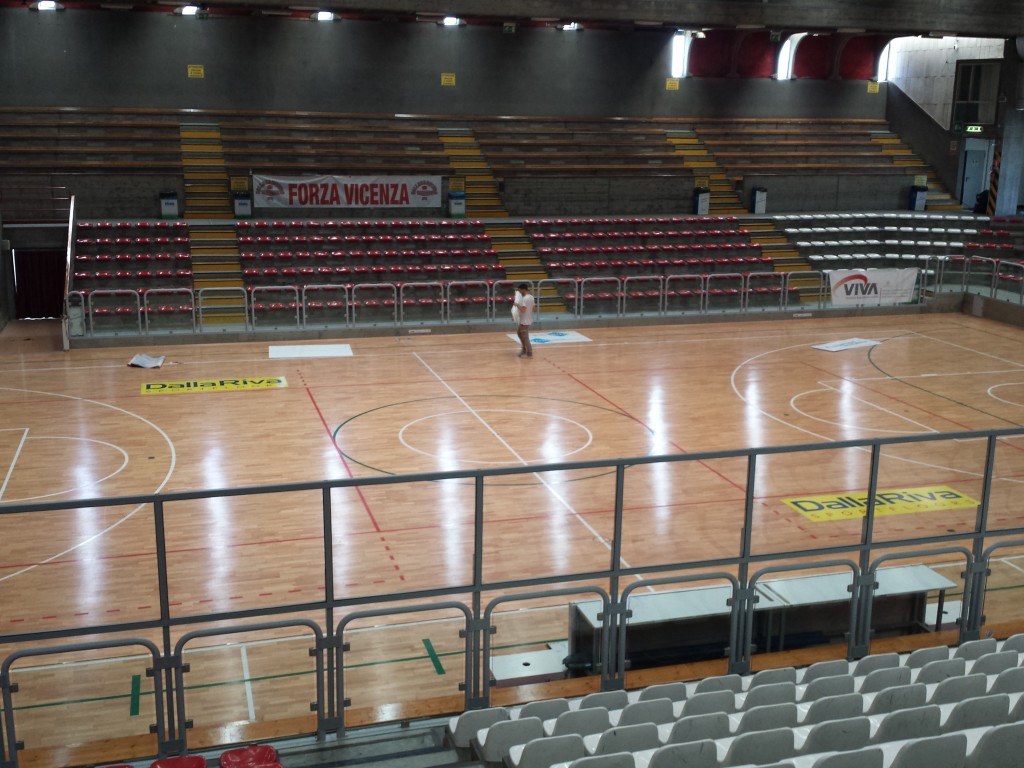 Il palasport "Goldoni" di Vicenza personalizzato Dalla Riva Sportfloors per le finali nazionali di basket maschile Under 20 Elite