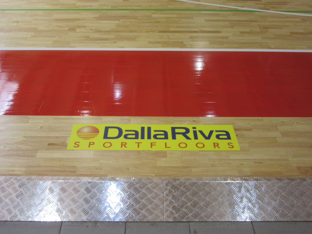 L'inconfondibile logo Dalla Riva Sportfloors sul nuovo pavimento sportivo quale sigillo di fine lavori