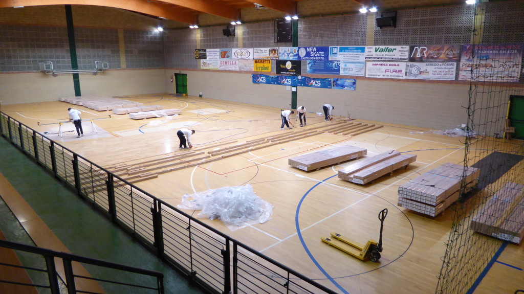 Il nuovo pavimento sportivo installato al palasport di Castelgomberto copre una superficie di circa 900 metri quadri in essenza faggio