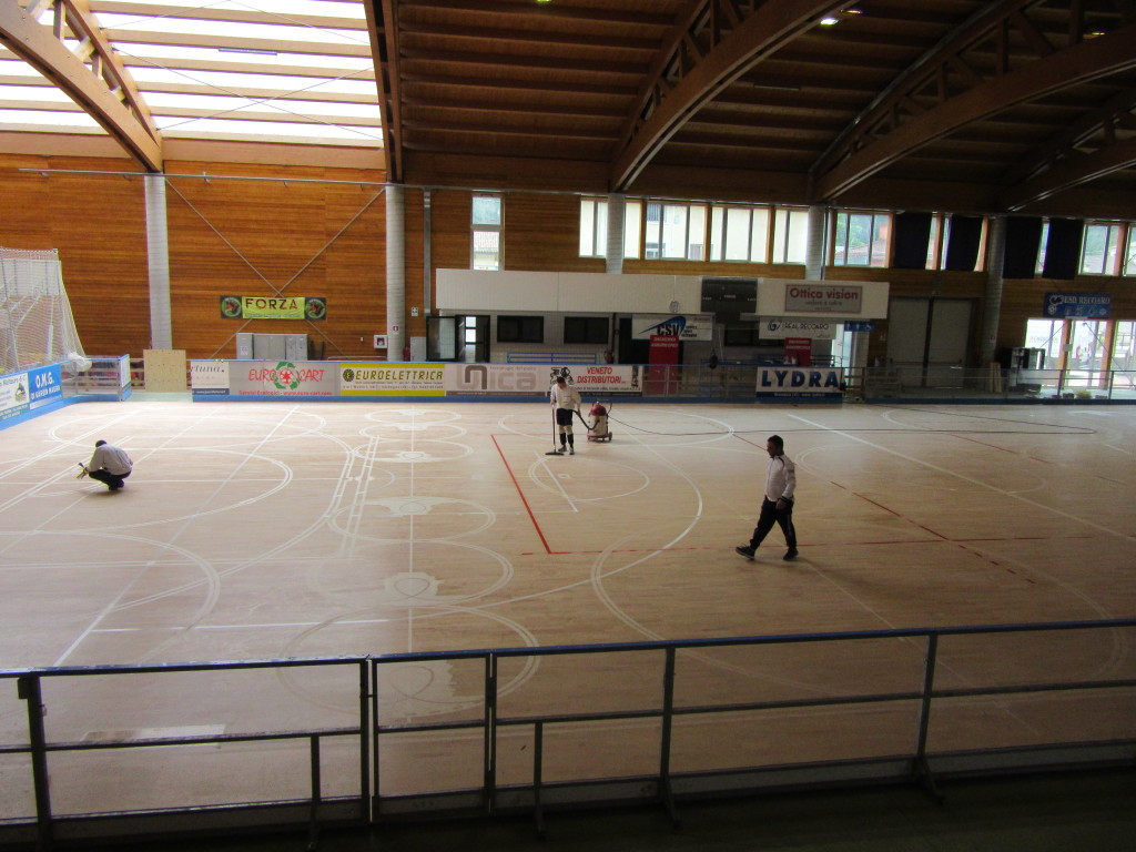 Sul nuovo parquet sportivo del palasport di Recoaro sono anche presenti le tracciature basket, volley e calcio a 5