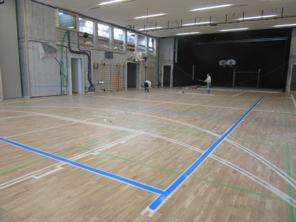 Sul parquet sportivo della palestra di Bressanone è stato tracciato un campo di gioco per il basket, uno per il volley e ben tre per il badminton