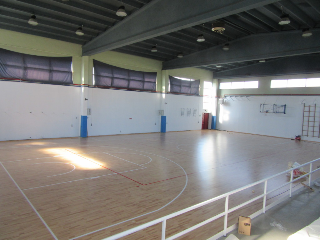 Sui 600 metri quadri del fondo di gioco in essenza faggio della palestra di Santhià sono statti tracciati i rettangoli per basket e volley