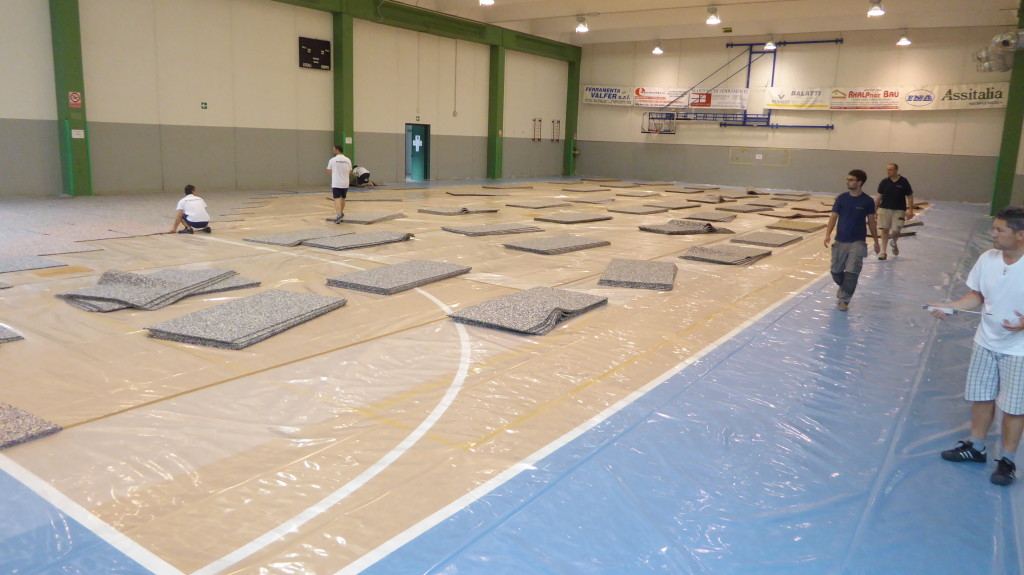 I materassini pronti per essere installati dai tecnici di Dalla Riva Sportfloors
