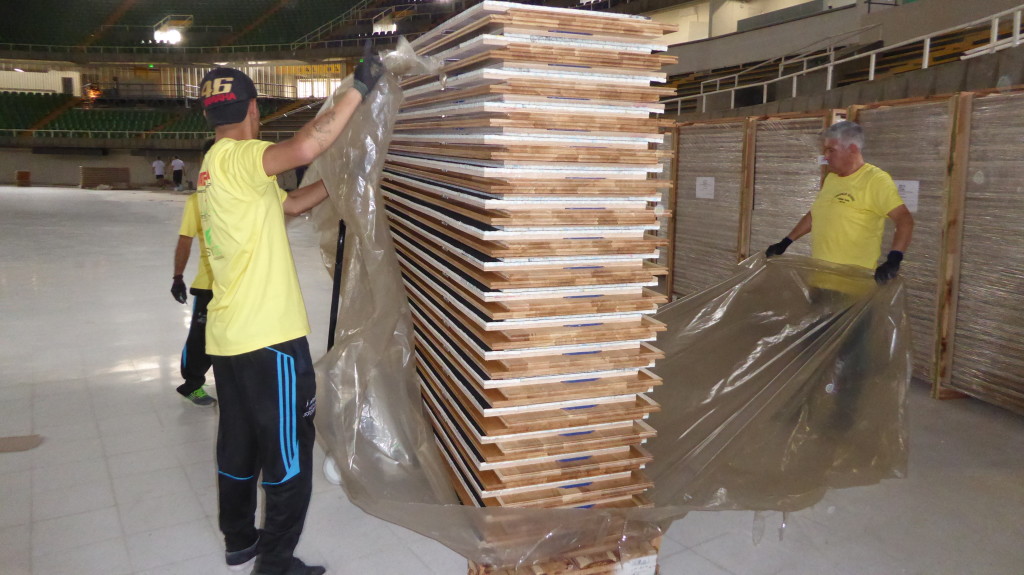 Immagini dalla Colombia ed il parquet assemblabile Dalla Riva Sportfloors pronto per essere installato
