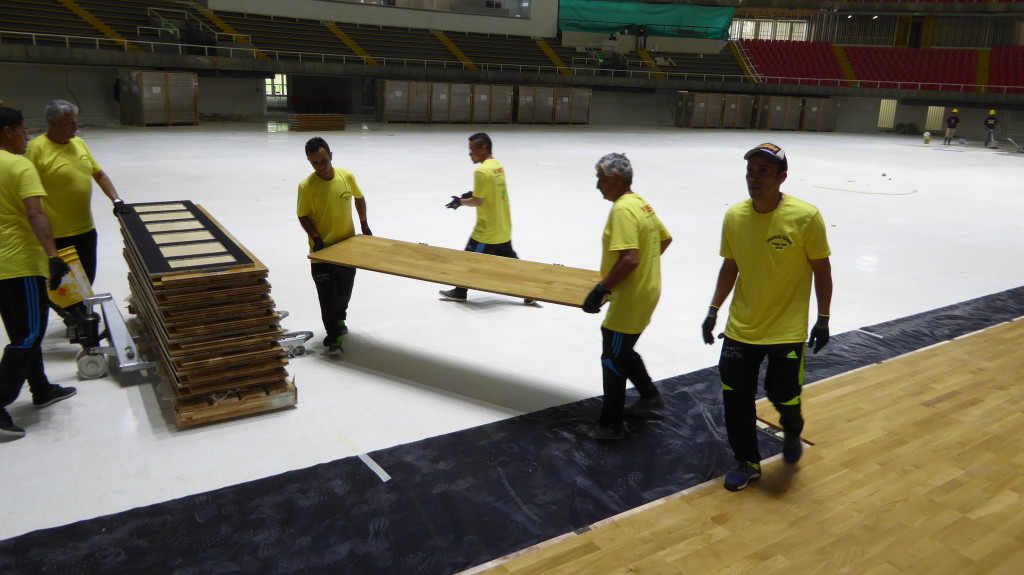 Fasi di installazione del parquet smontabile Dalla Riva Sportfloors in Colombia