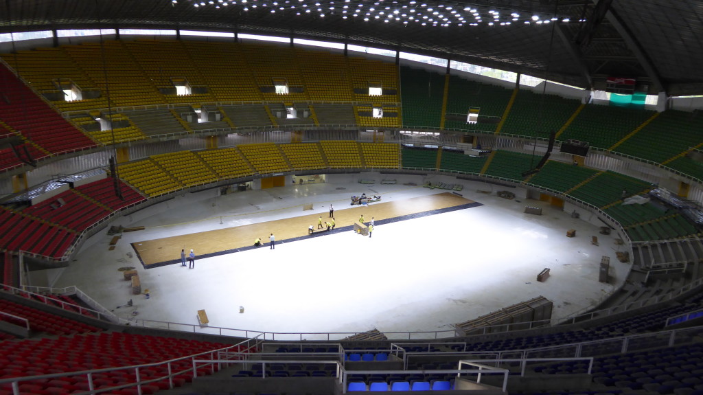 Un'immagine dall'alto del palasport di Cali durante l'assemblaggio di uno degli smontabili Dalla Riva Sportfloors per i mondiali di futsal