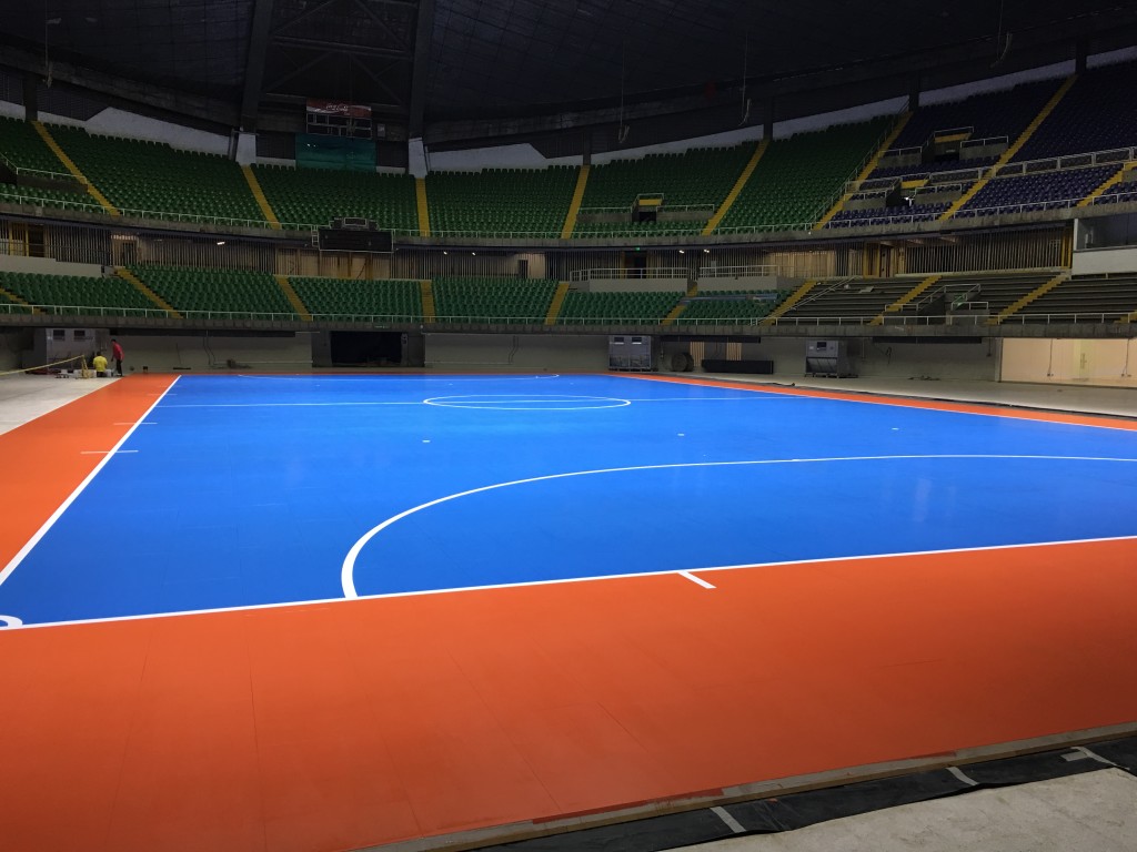 Il campo è completato e pronto per le partite principali della Coppa del Mondo di futsal al palasport di Cali in Colombia
