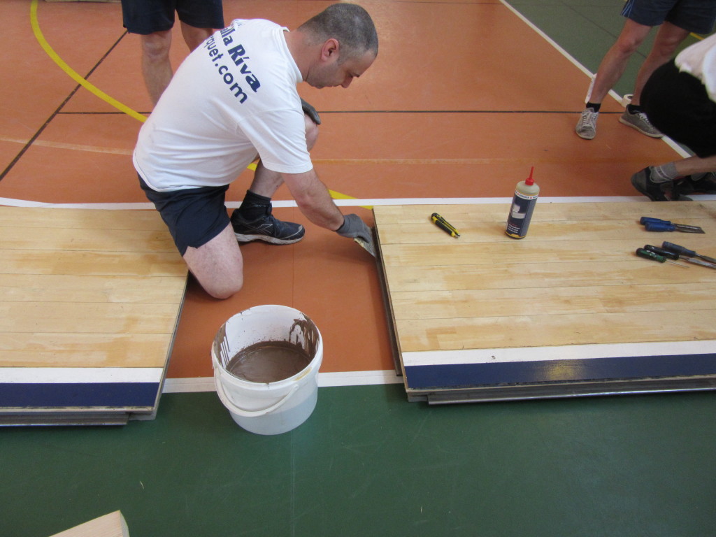 Tecnici Dalla Riva Sportfloors alle prese con la manutenzione del vecchio pavimento smontabile di Gallarate