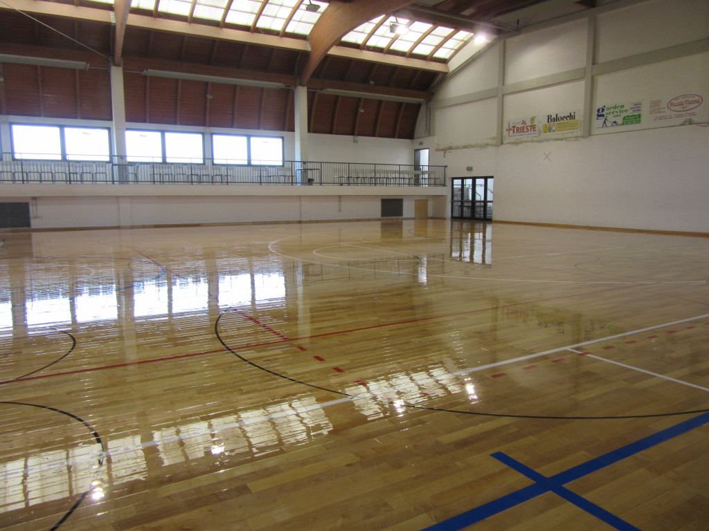 Il trattamento di vernice skating come quello compiuto dal marchio DR in Friuli non compromette l'aderenza delle calzature durante attività tradizionali quali il basket, il volley o il calcio a 5