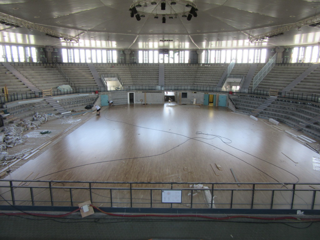 La pavimentazione sportiva del PalaCarnera ha uno sviluppo di superficie pari a 1100 metri quadri