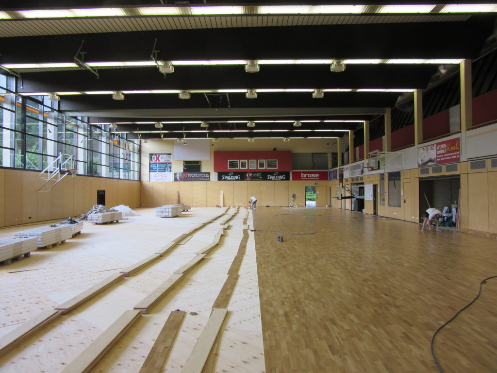 Fasi di posa del nuovo parquet in rovere in una delle palestre sede di allenamento del Bamberg Basket