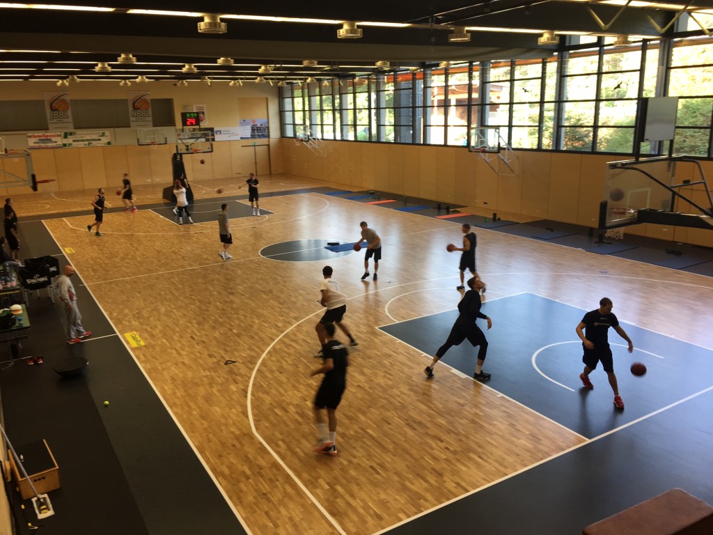 I giocatori del Brose Bamberg al lavoro nella nuova palestra con parquet Dalla Riva Sportfloors