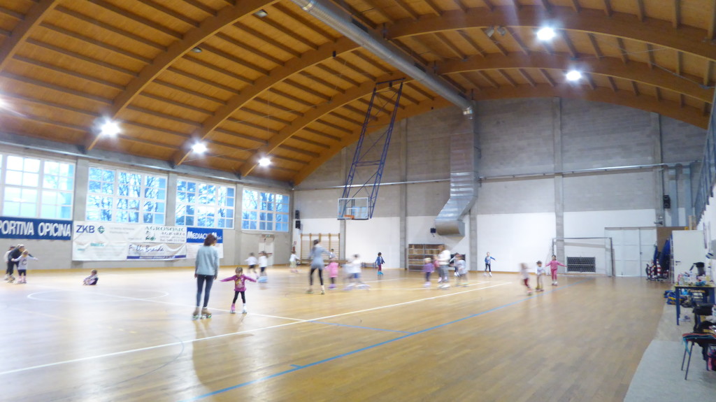 La palestra di Trieste Opicina oltre a basket e volley, ospita prevalentemente attività di rotellistica