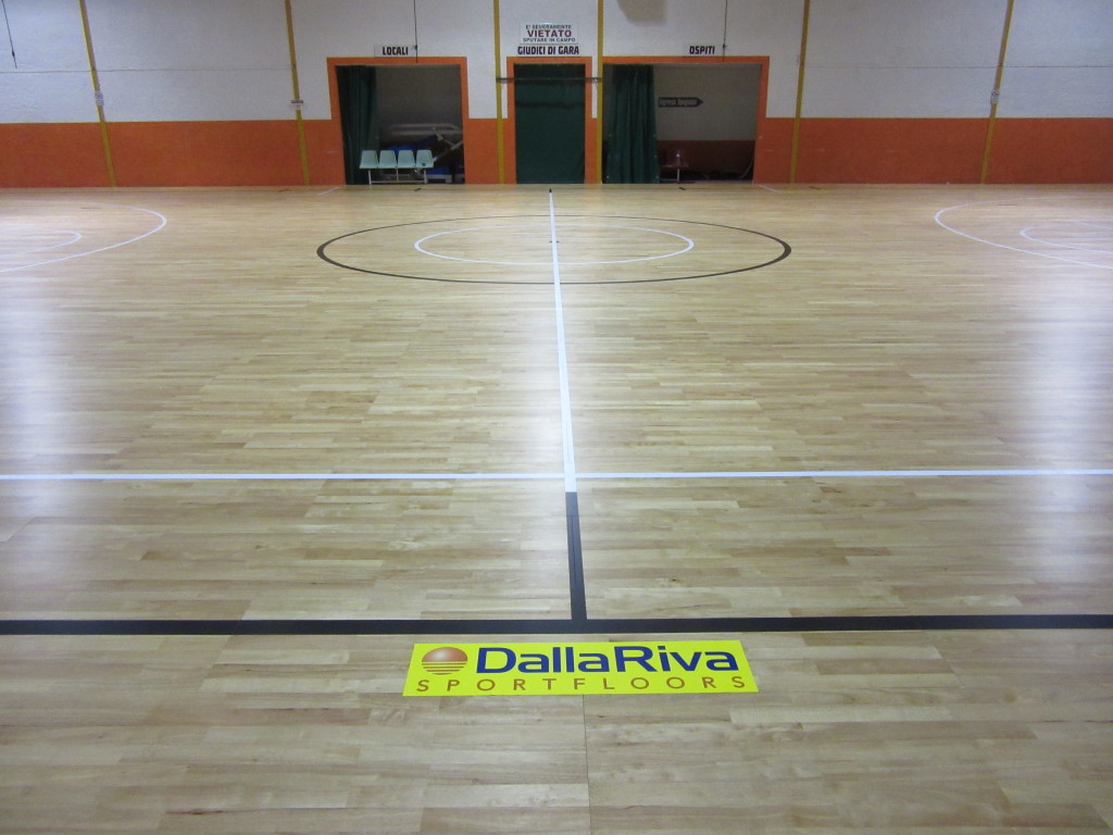 Intervento di installazione ultimato; il parquet smontabile è stato personalizzato con tracciature di futsal e basket