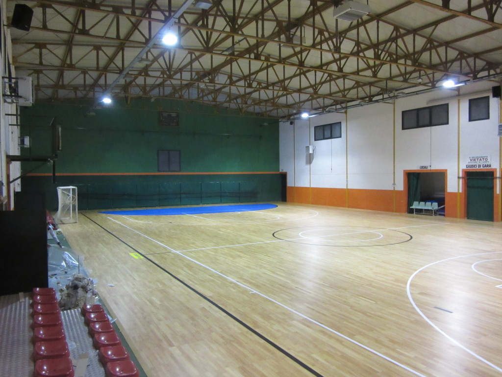 Le aree di calcio a 5 del palasport di Pratola Serra sono state colorate in celeste
