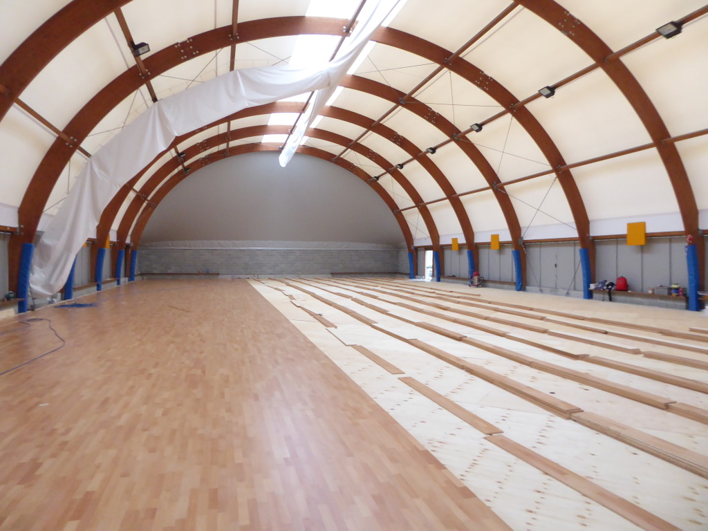 Palestra Agil Volley Trecate: il nuovo pavimento sportivo in legno prende corpo