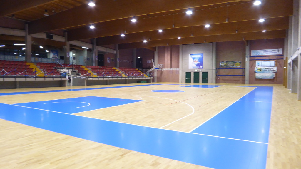Nuovo parquet sportivo in Lombardia: 1200 metri di legno massello omologato Fiba 3 Parquet sportivo in legno massello hevea, tra i più affidabili della gamma Dalla Riva Sportfloors