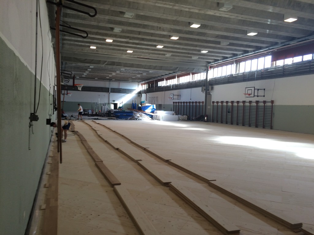 Primi listelli in faggio del nuovo pavimento sportivo in faggio che Dalla Riva Sportfloors ha installato a Lecco