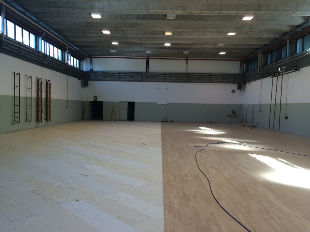 Fasi di installazione del nuovo parquet sportivo Dalla Riva Sportfloors all'istituto Parini di Lecco