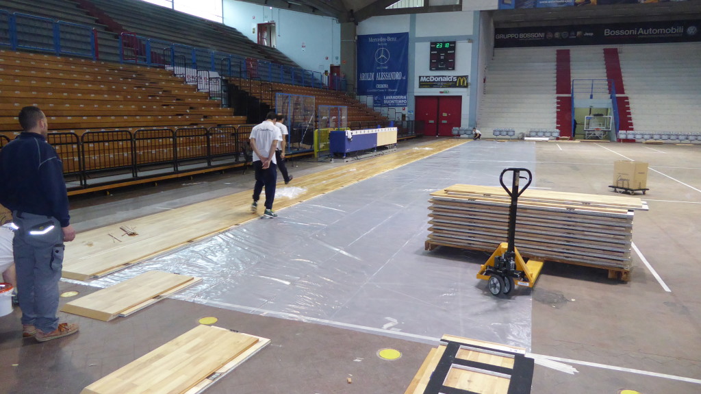Preme fasi di montaggio del nuovo pavimento sportivo al palazzetto dello sport di Cremona