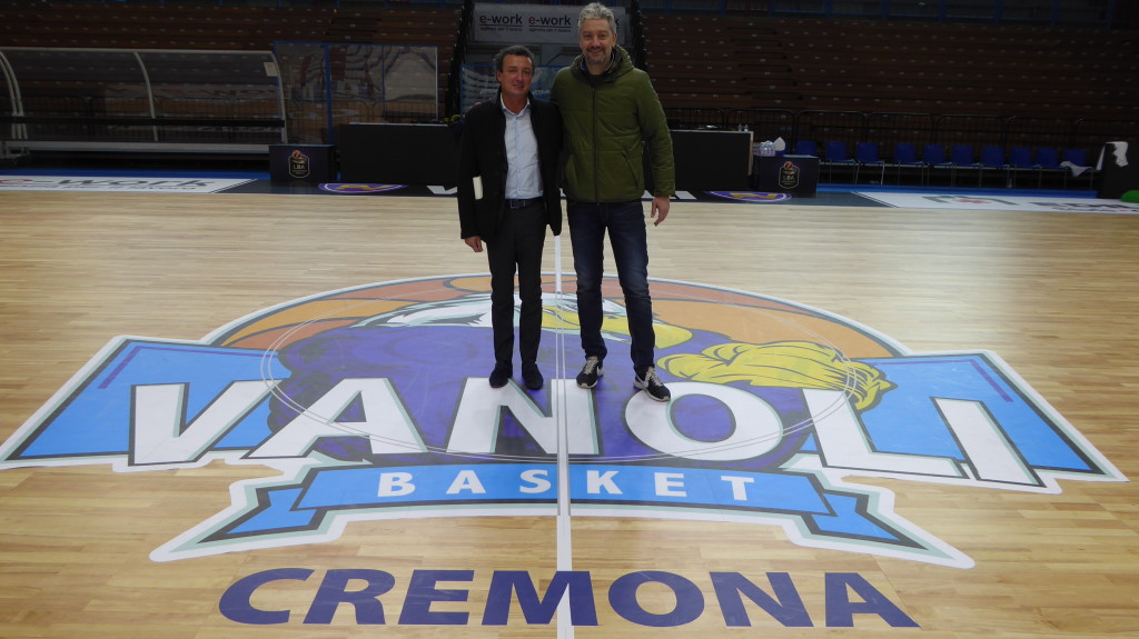 Patron Dalla Riva, a sinistra, con il general manager di Vanoli Basket, Andrea Conti posano sul nuovo parquet smontabile del PalaRadi