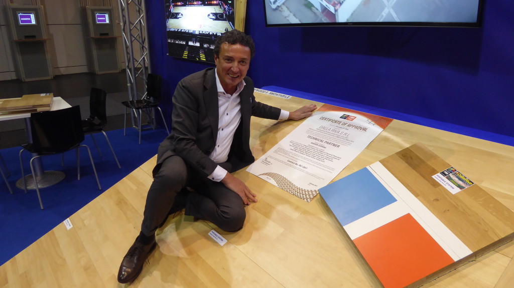 Luigino Dalla Riva ad Hannover mostra orgoglioso il documento attestante che la sua azienda è partner ufficiale Fiba