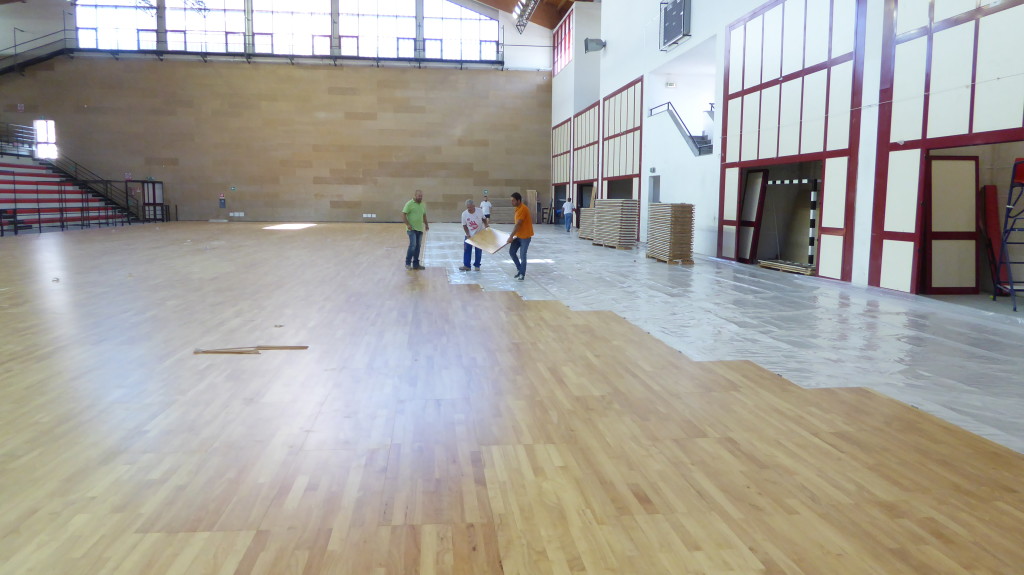 Il pavimento assemblabile made in Montebelluna consente di alternare l'attività sportiva a quella di intrattenimento come concerti e spettacoli