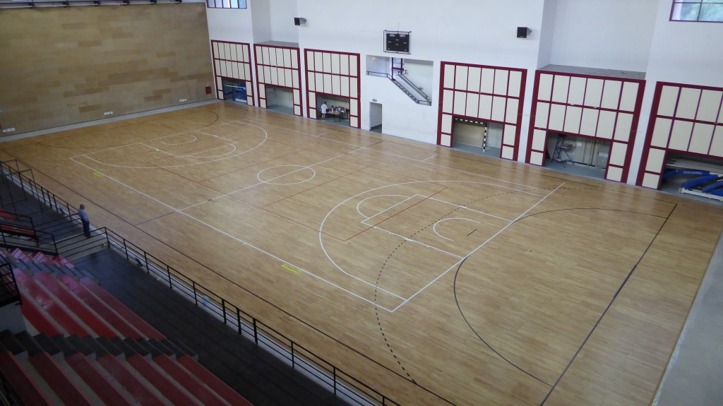 Il rettangolo di gioco del PalaOreto è stato personalizzato con le tracciature dei campi di basket e volley