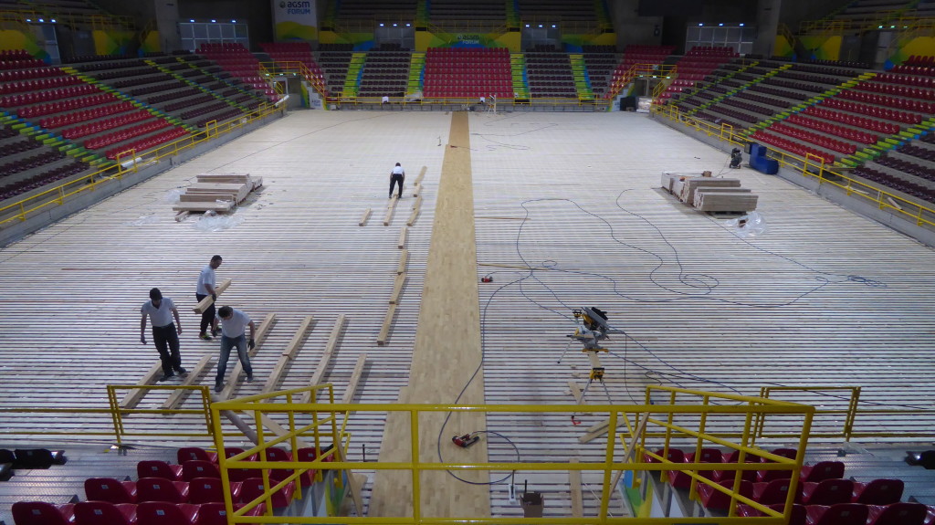 Fasi di installazione del nuovo parquet sportivo Dalla Riva Sportfloors all'interno del palazzetto dello sport di Verona