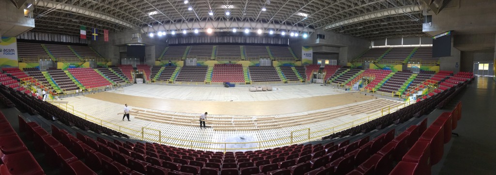 Un'immagine totale del palasport di Verona durante le fasi di installazione del nuovo parquet sportivo DR