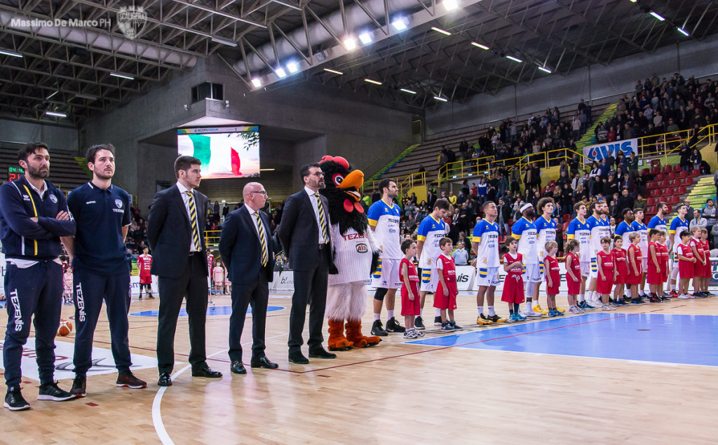 Attimi della prima partita del campionato di basket di serie A2 Tezenis-Imola su nuovo parquet DR