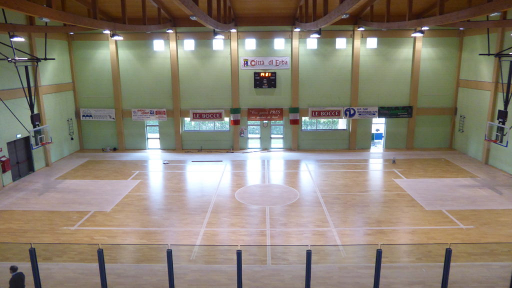 Il parquet sportivo Dalla Riva Sportfloors pronto per le tracciature e la colorazione delle aree di gioco del basket