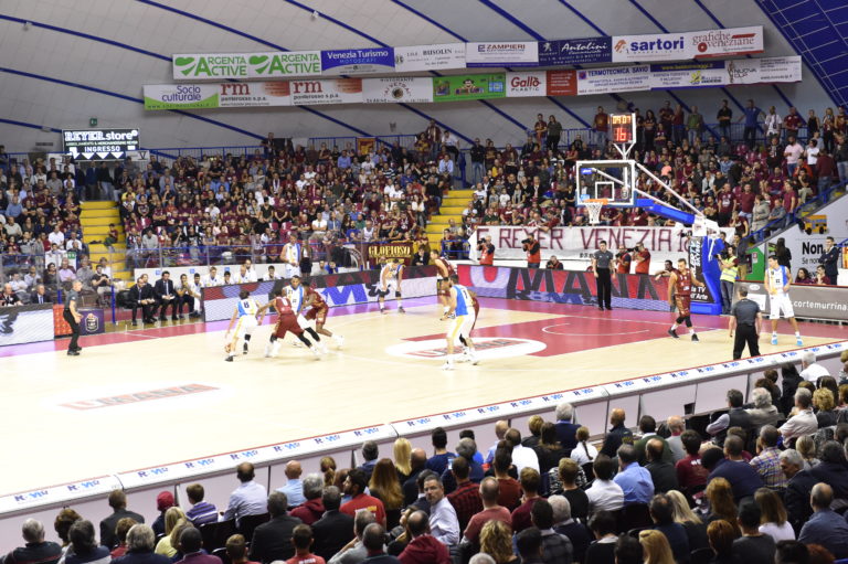 Basket: Reyer campione, Aquila splendida finalista. Le congratulazioni di Dalla Riva Sportfloors 1 Una fase di gioco su parquet sportivo Dalla Riva Sportfloors al palasport Taliercio di Venezia