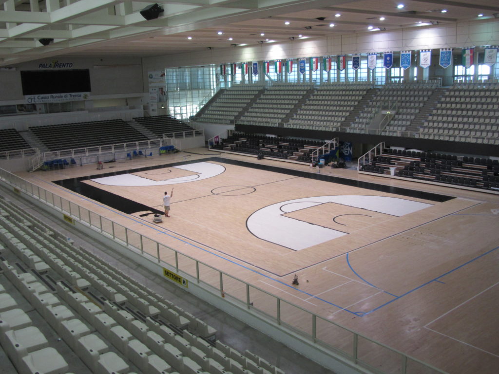 Panoramica dalle tribune: il parquet sportivo per Trentino Volley e Aquila Basket sta prendendo corpo