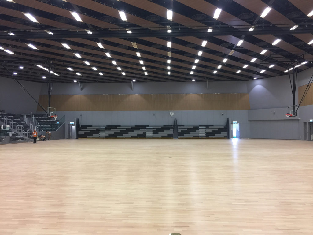 La palestra dell'Università di Honk Kong aveva bisogno di una pavimentazione multifunzionale, elastica, idonea alle elevate variazioni di umidità ma soprattutto certificata FIBA