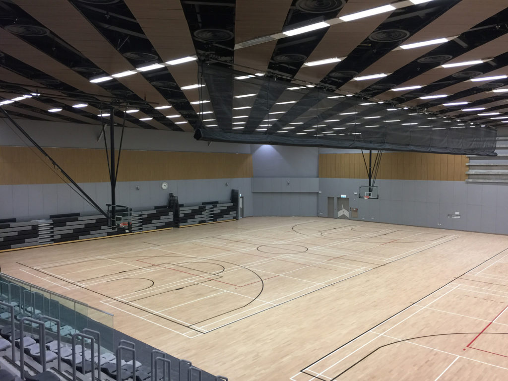 L’intera installazione con relative personalizzazioni di segnaletiche basket, volley e badminton, ha interessato circa 2.300 m²