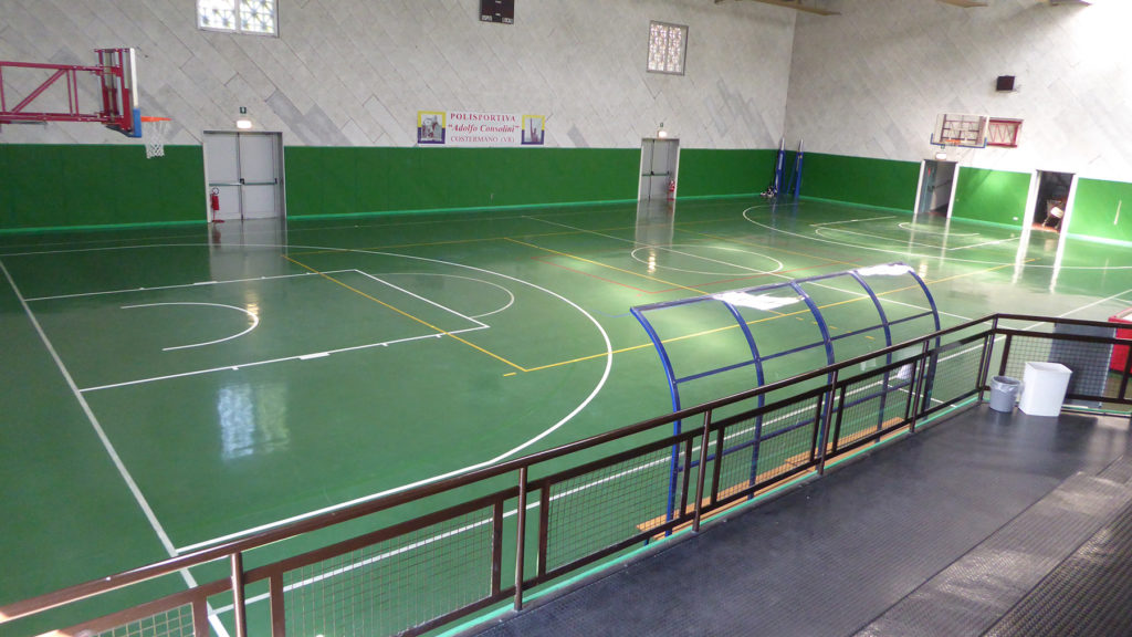 La precedente pavimentazione in gomma rigida, il Comune ha voluto una soluzione elastica omologata FIBA