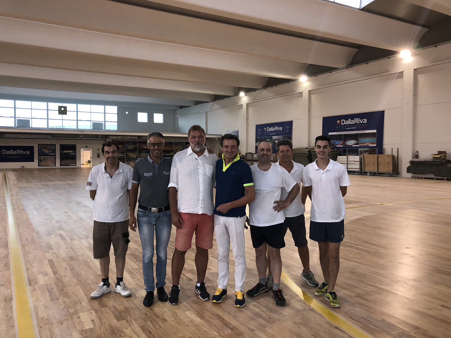 La nazionale calcio a 5 svedese sceglie Dalla Riva 9 Il team Dalla Riva con il dirigente della Federazione svedese del calcio a 5