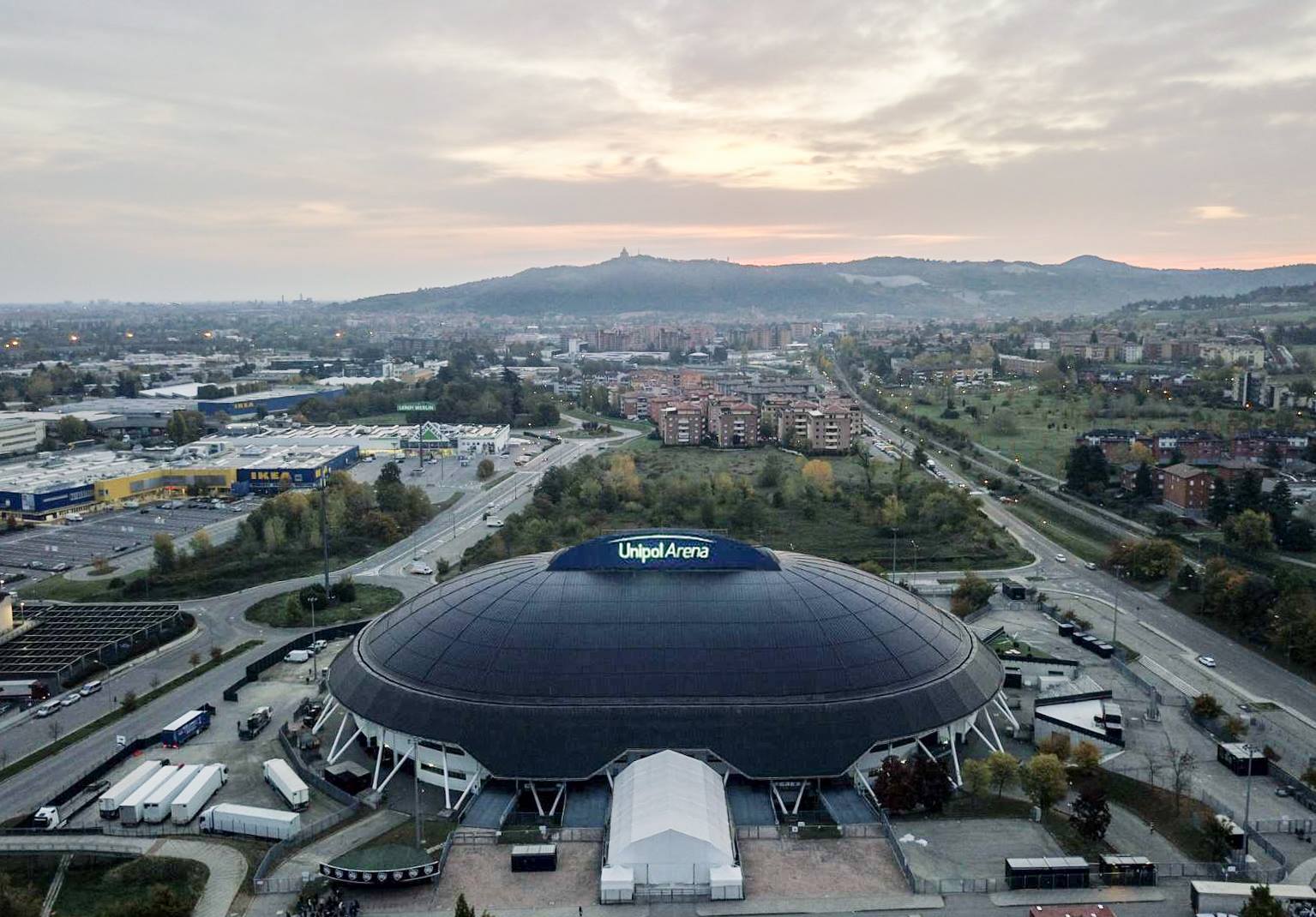 La splendida vista dall’alto dell’Unipol Arena e la città di Bologna